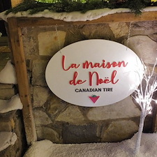 Installation-des-lumires-de-Nol-La-maison-de-Nol-Canadian-Tire-Montral 4